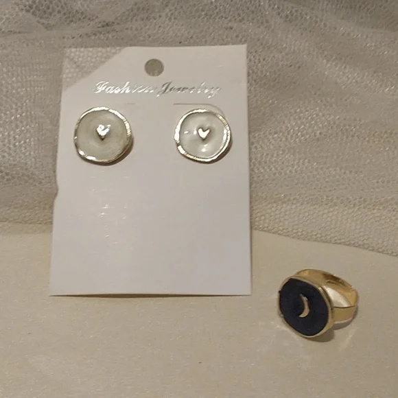 Pretty Enamel Earring Set with a bonus Ring! - Picture 4 of 10